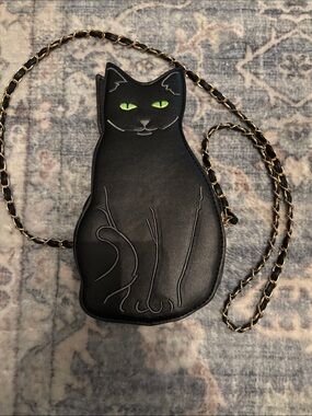 Black Cat-Shaped Crossbody Bag with Gold Chain Strap